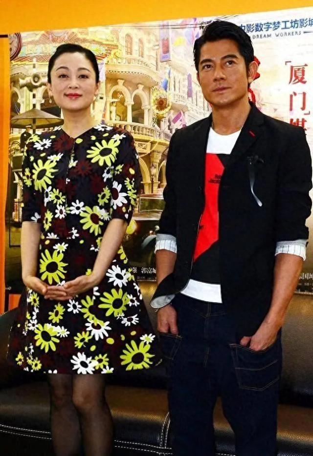 陈红遇到郭富城，因为中年发福发腮而显得很拘束，像他小3岁的姐