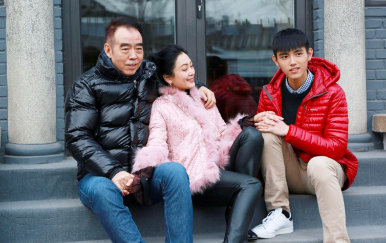 她刚出道就被姑父力捧为女一号，姑父移情新欢，她跌落为18线演员