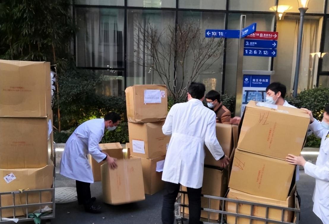 |阿里巴巴：捐赠1.25亿，为全国60多万个村卫生室每个配2台血氧仪