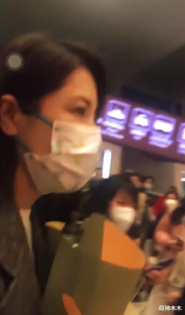 曾黎|又出现机场追星争议！曾黎被粉丝围堵找不到母亲，发文劝粉丝理性