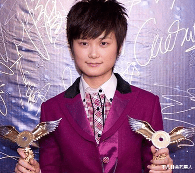 有种尴尬叫周笔畅玩性感,中性风非要露,李宇春也遇同样窘况