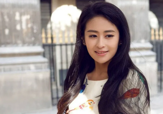 34岁女星颖儿晒新家!大平层换小别墅,千元家具性价比高接地气