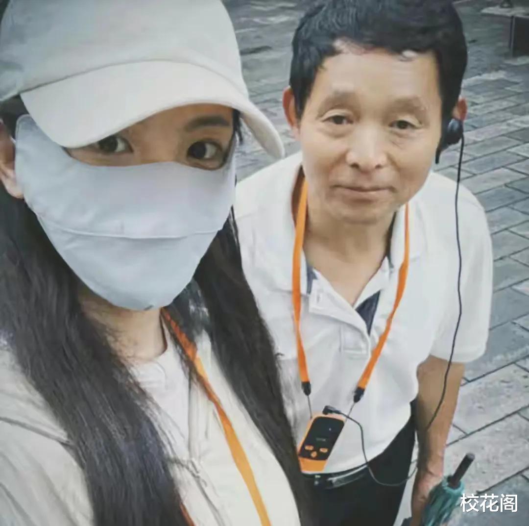 杨超越带爸爸游北京被赞原因:有耐心,孝顺,不掩饰农村出身
