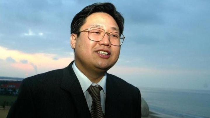 亿万富翁徐明：狱中病死7年后，明星妻子田海蓉和女儿过得还好吗