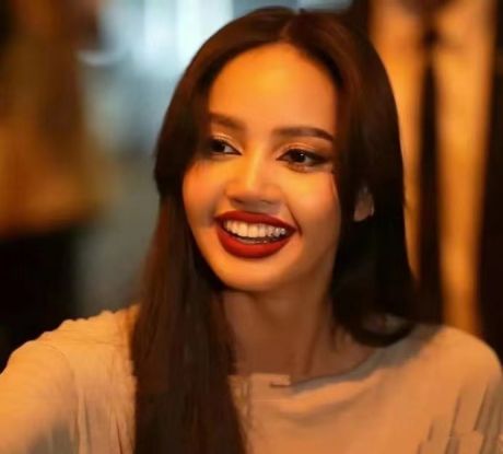 又黑又土！Lisa疯马秀后近照曝光，皮肤黝黑素颜状态像菲佣