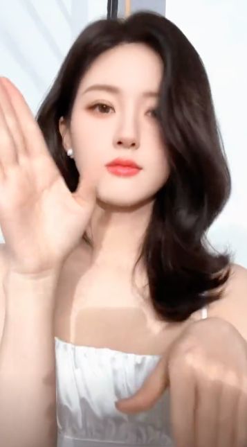 赵露思突然剪短发引争议,疑似情感受创,跳魔性舞网友求她别再跳