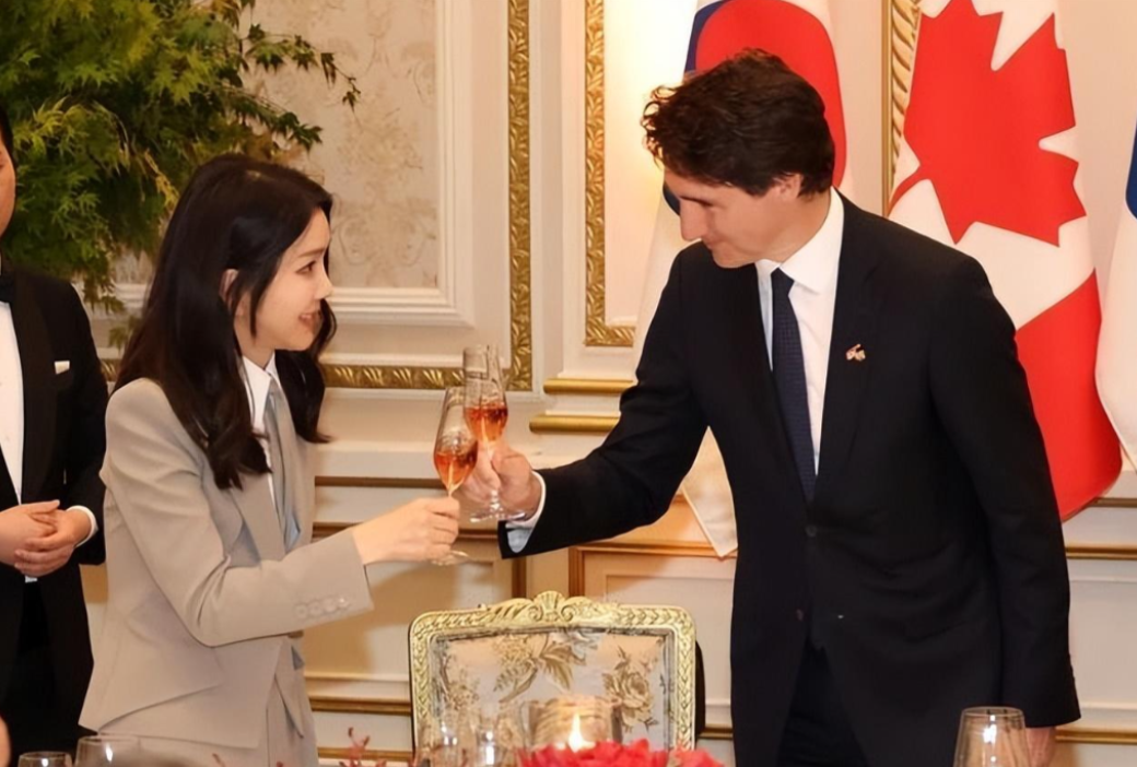 金建希出席法国欢迎宴!一张幼嫩脸人群中白得发光,布丽吉特缺席