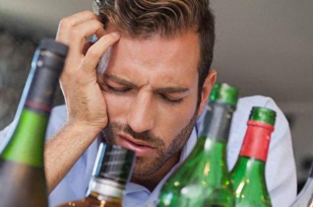 吃晚饭时,长期喝点“白酒”的人,最后身体都怎么样了?