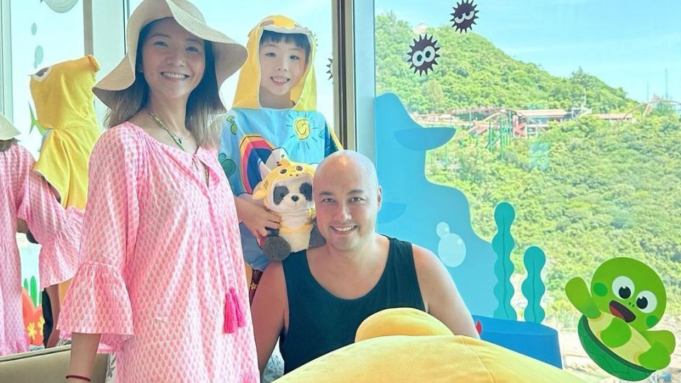 车婉婉老公生日老三代同堂相聚庆祝 儿子和老公嘴对嘴亲吻很有爱