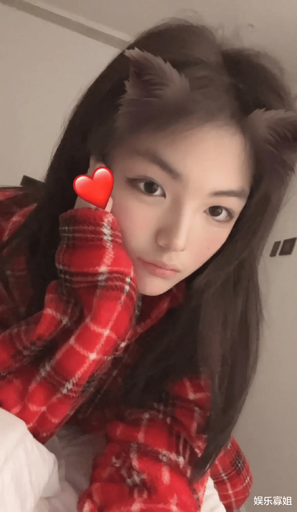 玫瑰|王诗龄520晒自拍,收到价值差不多十万的巨型玫瑰花熊,引发热议