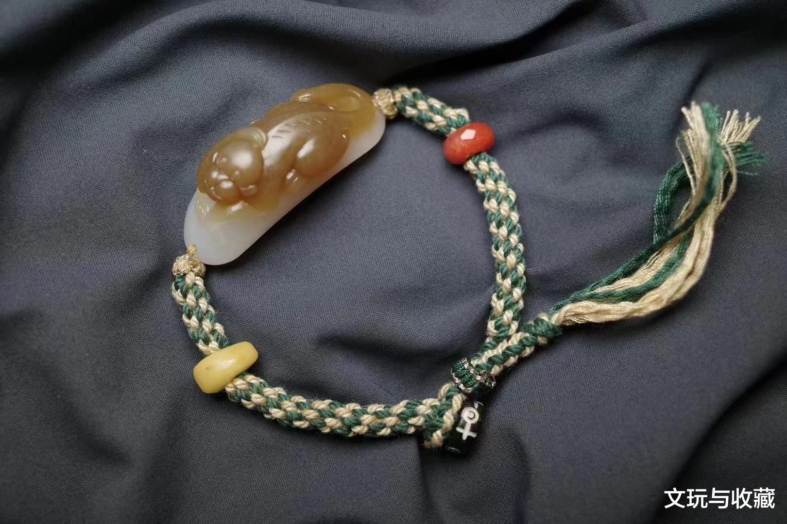 雕刻师从垃圾桶翻出来一块废料，欣喜若狂的比划起来