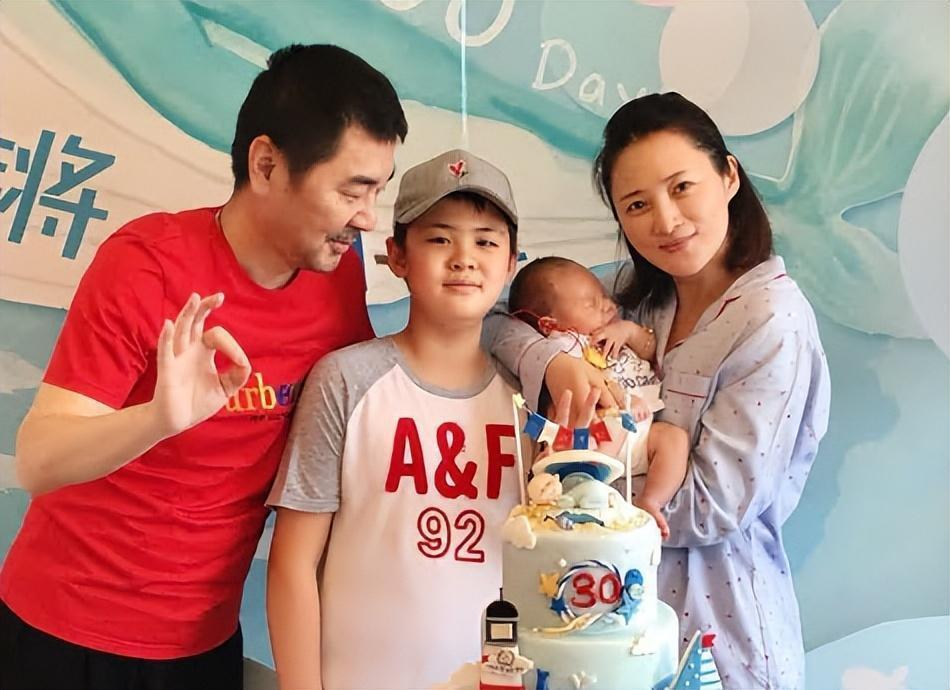 年轻时温柔,到中年却越长越凶,这6位明星天生一副不好惹的脸