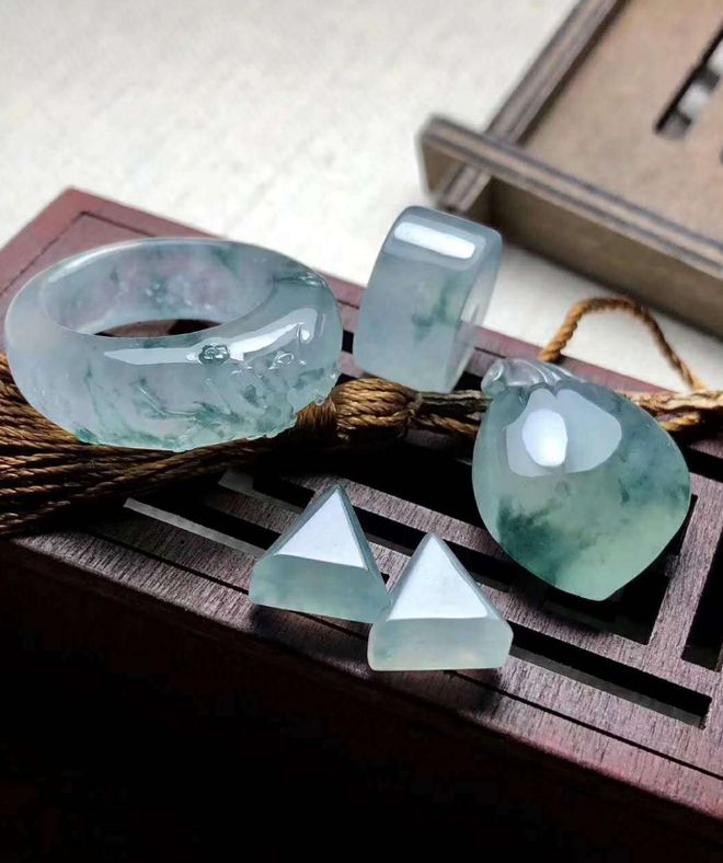 翡翠|翡翠成品明明更值钱，商家为什么还卖原石？