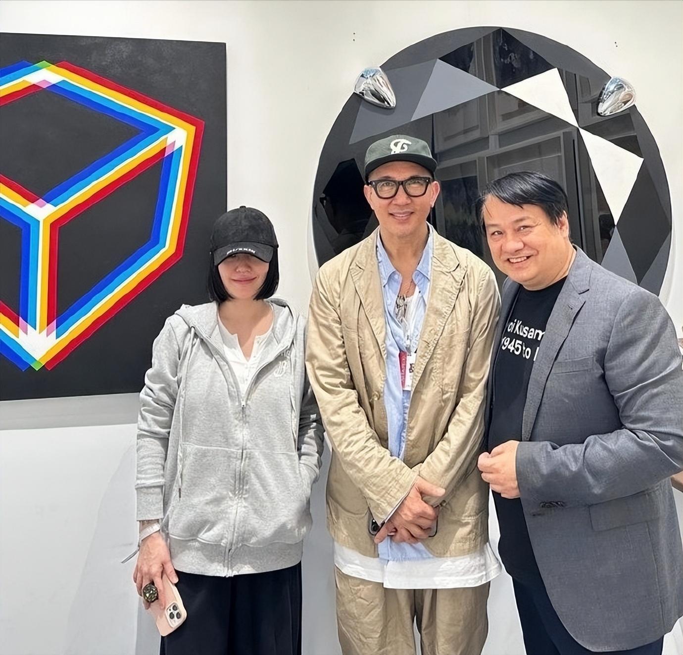 大S带妈妈捧场具俊晔画展，夫妻俩“同框”合影，前夫汪小菲疑有新欢