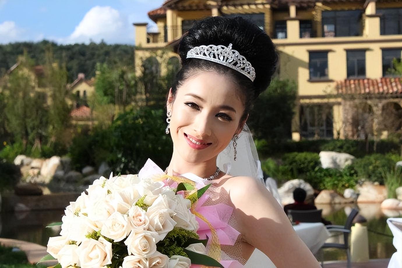 事实证明,11年前举报张艺谋“超生”的何珺,已经走上了另一条路