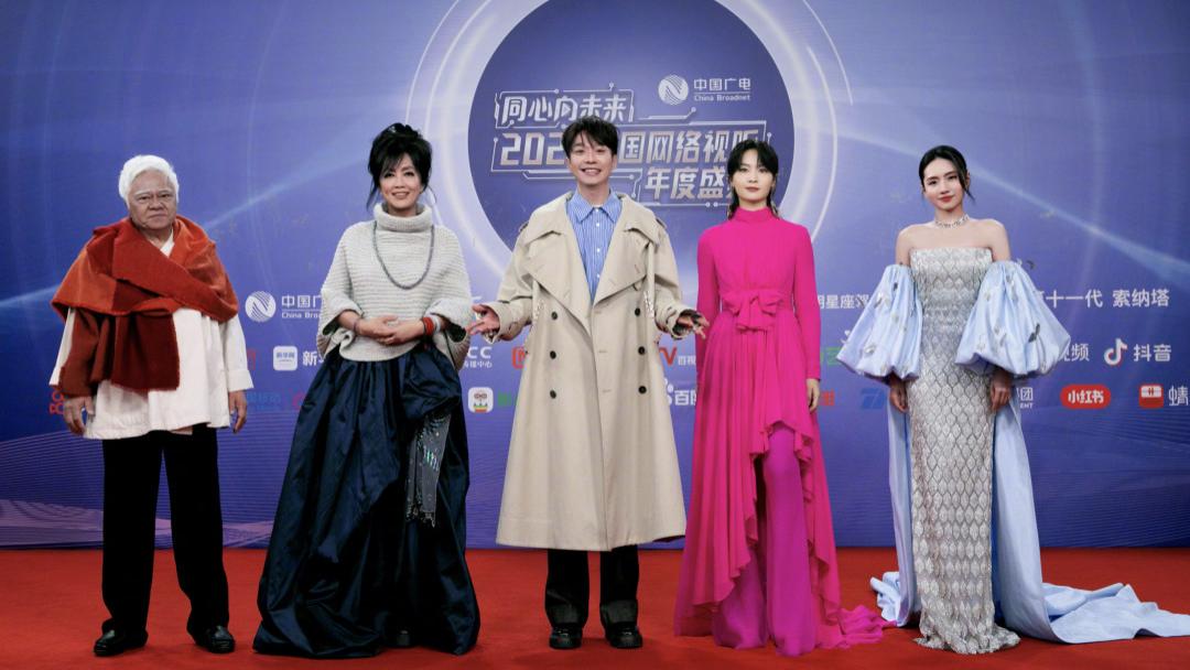 盛典红毯：宋轶白鹿美翻了，周笔畅火龙果礼服亮眼，肖战排面不小