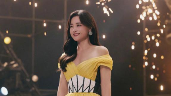 两个贾玲隔空对唱冲上热搜，看到她胸口和大腿上的皮肤，我哭了