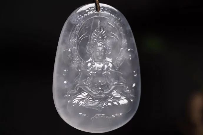 不要只知道男戴观音，这几种翡翠挂件其实更适合