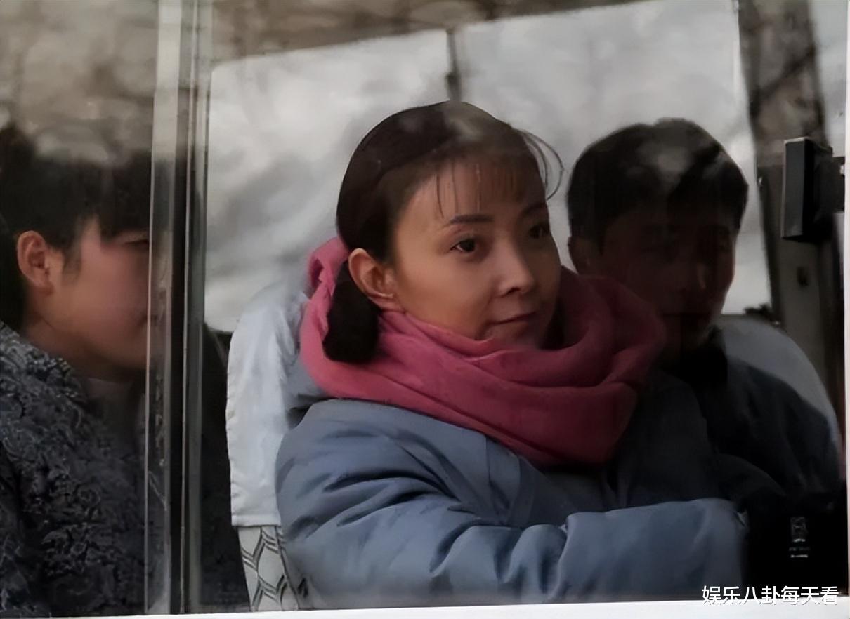 她曾是央视主持人,被传是张嘉译前妻,嫁圈外富商恩爱10年,47岁仍风韵犹存