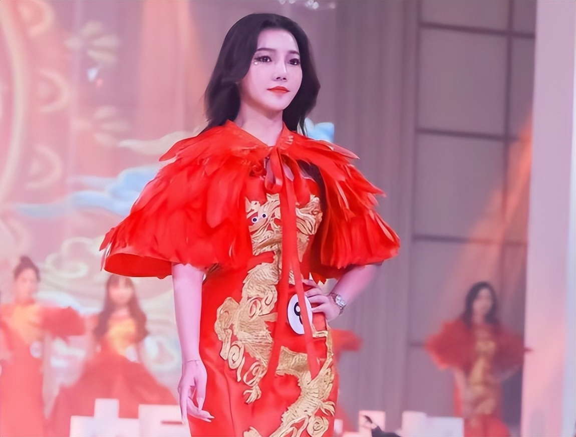 全球小姐穿抹胸裙天台拍照,身材丰腴疑吃催乳药,恐被控制归家难