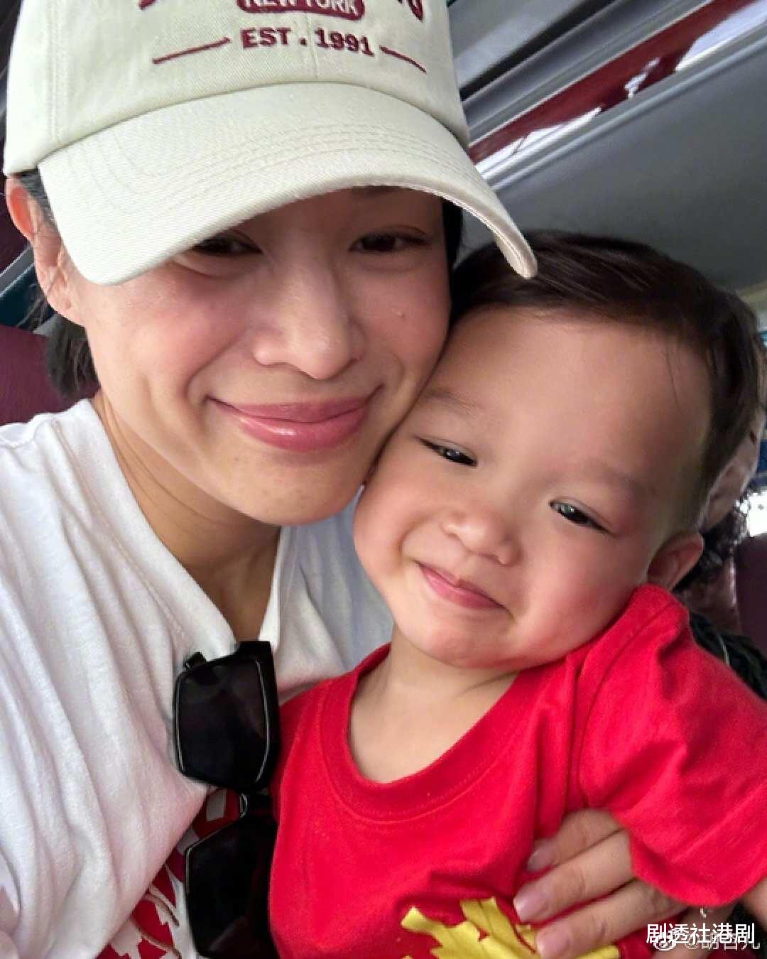 恭喜!TVB视后大儿子幼稚园毕业,身穿粉色毕业袍越长越可爱