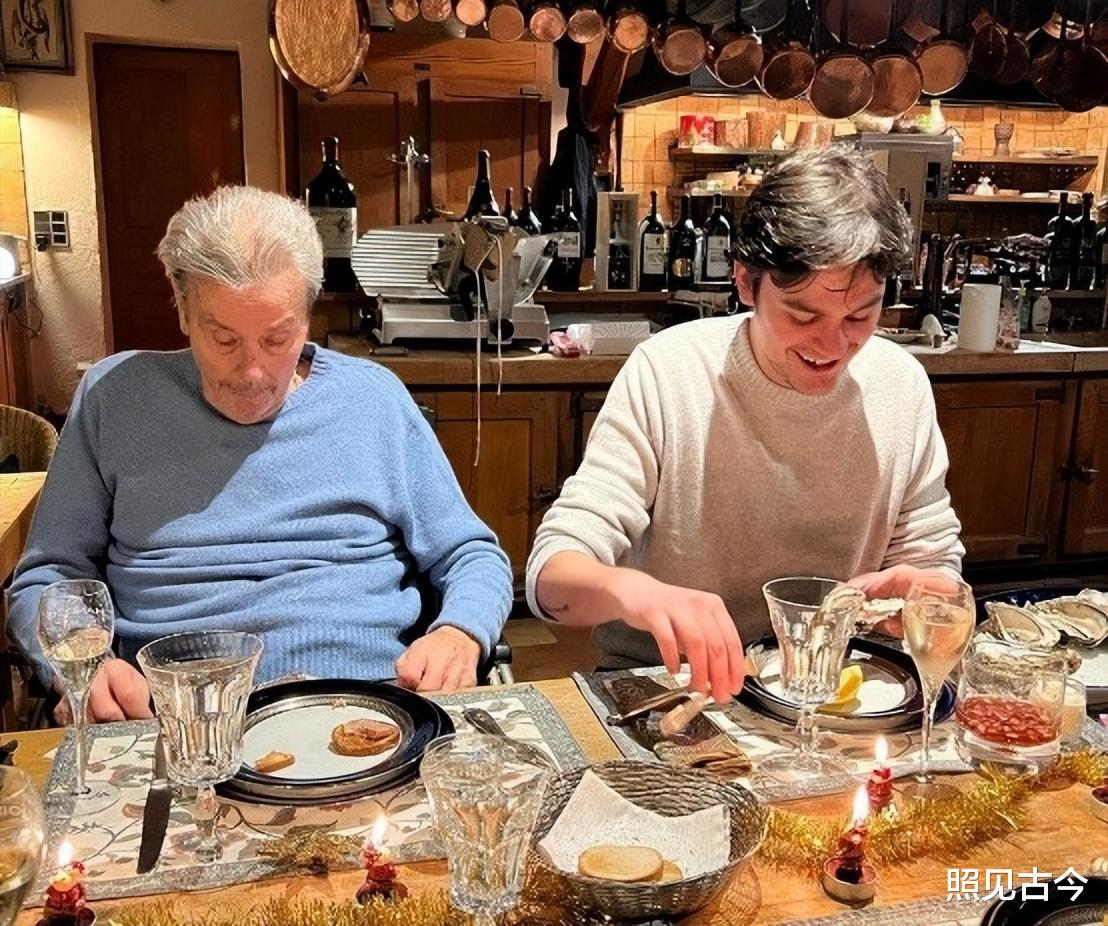 阿兰德龙:89岁瘦到脱形,被日籍女友虐待,状告儿子,越老越折腾