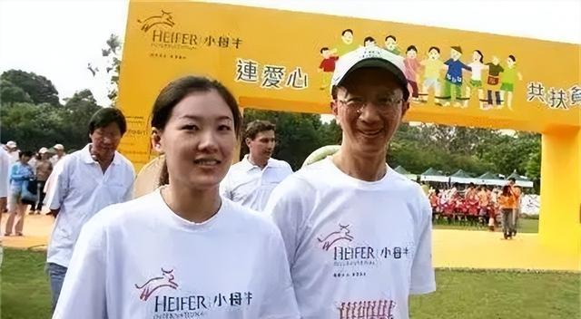 伏明霞|02年香港财神爷娶小26岁伏明霞,婚后不改风流,与妻子闺蜜传绯闻