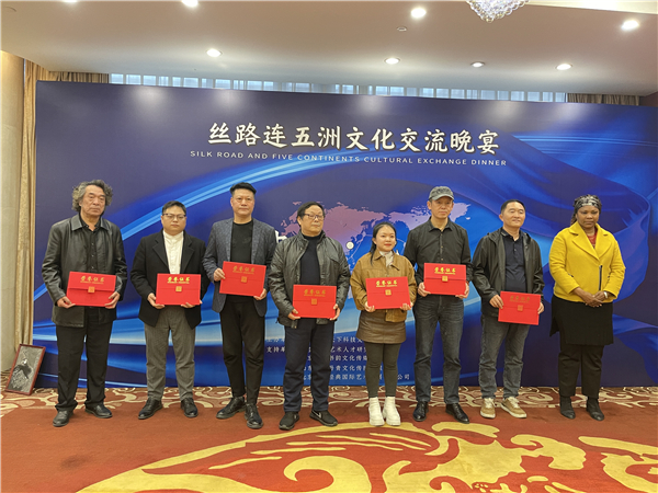 同治|描金泼彩山水画开创者裴君一参加丝路五洲文化交流作品被使馆收藏