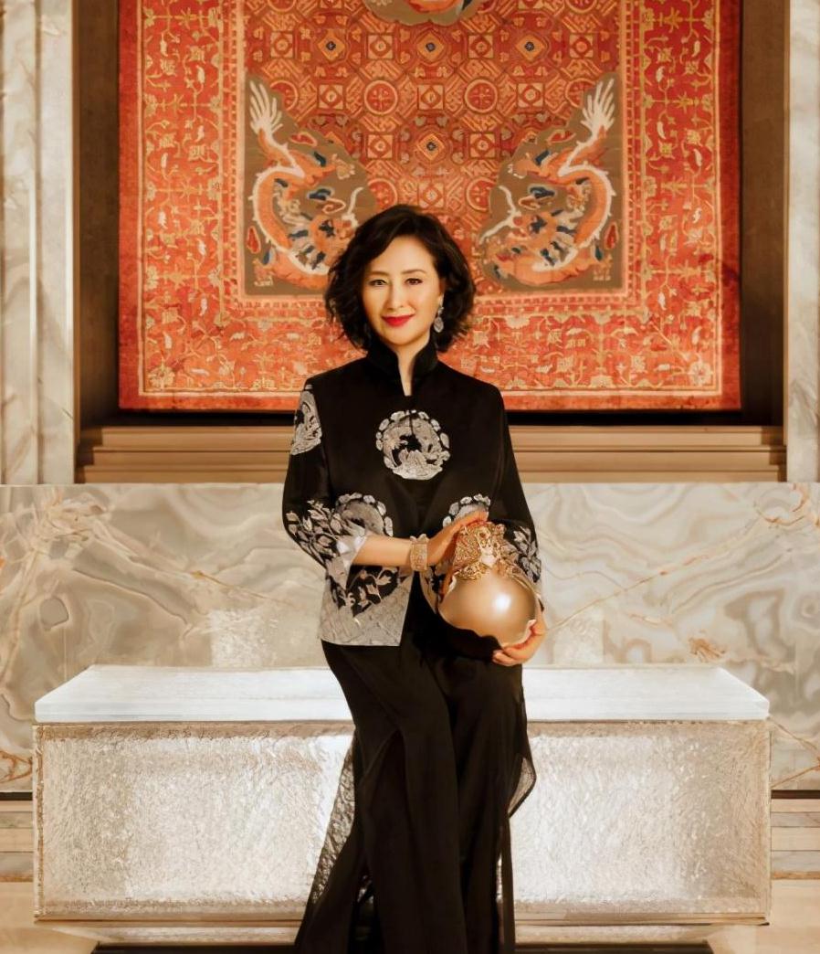 柏林|61岁何超琼参加聚会！笑不露齿形象端庄，单身多年可身材依然有料