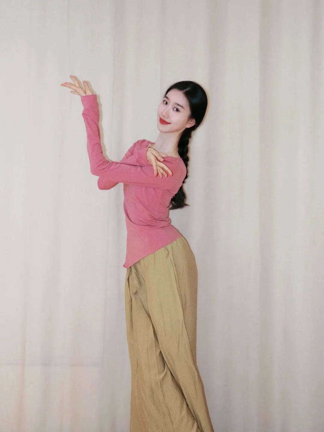 穿衣搭配|春天,职场女生穿这几套就够,针织衫和长裤百搭耐看,简约又时髦