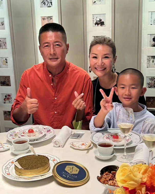 高曙光定居泰国，豪华别墅与小16岁娇妻秀恩爱，幸福生活惹关注