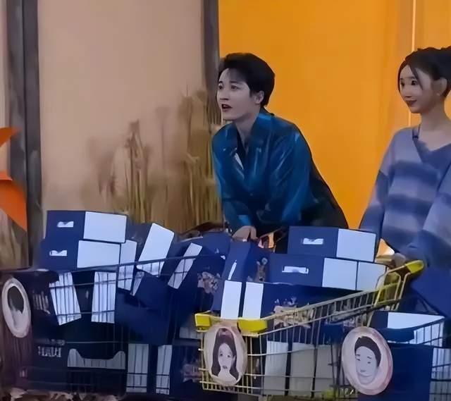 他俩真没恋爱?同框录制《你好星期六》,一点都不避嫌