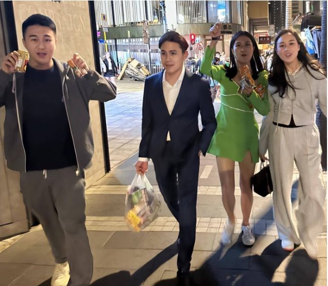 奚梦瑶|奚梦瑶何猷君参加好友婚礼,鸽子蛋大钻戒抢镜,小腹隆起疑怀三胎