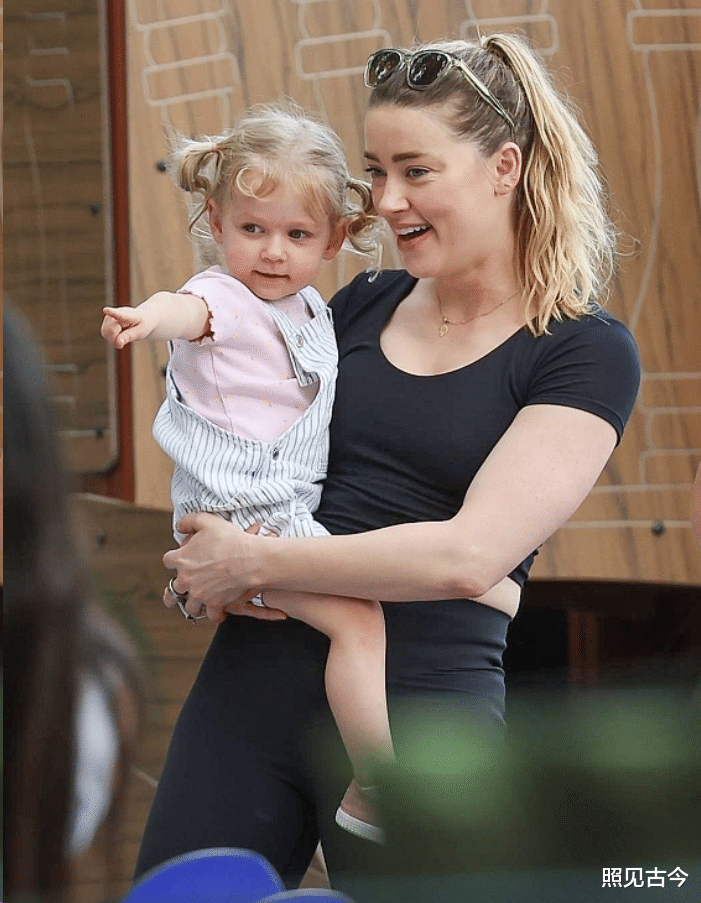 “德州悍妇”艾梅柏:自称对马斯克从未动心过,带着2岁女儿独美