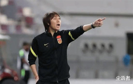 时隔一年多李铁再次亮相,除发型依旧外,身上还有两大蹊跷事