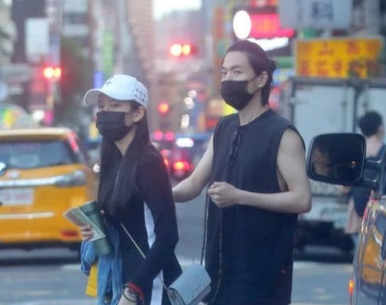 42岁李威转行卖茶具,拉生锈推车现身街头,与女友搬运沙发接地气