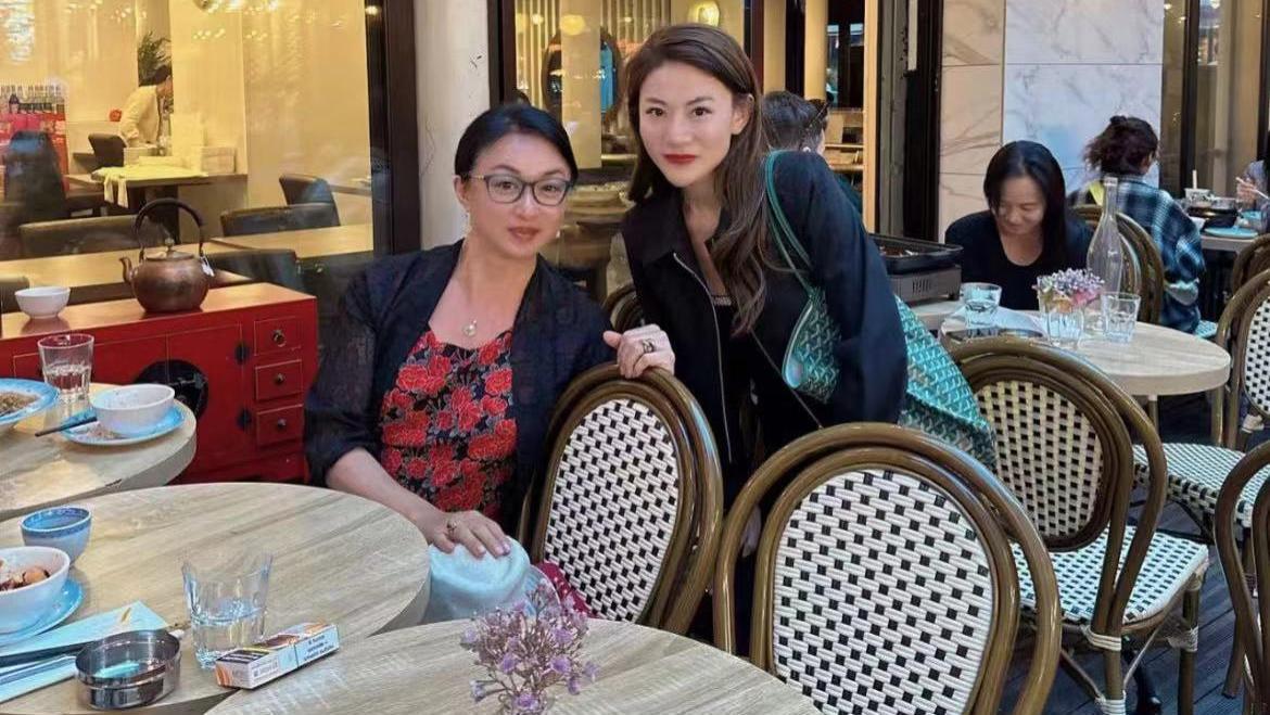 56岁金星回法国定居避风头，消瘦模样又变男相，被偶遇穿金戴银