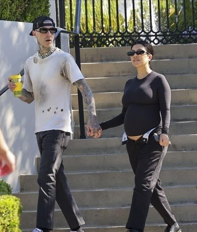 44岁金大姐挺四胎孕肚出街!裤子拉链都拉不上,被纹身男老公牵着