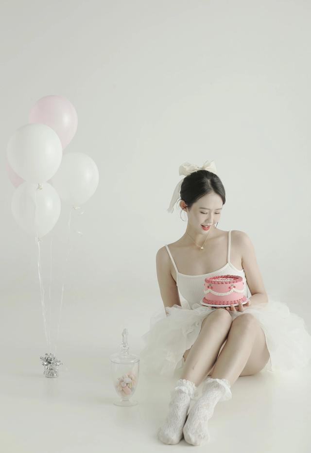 蛋糕|组图｜生日写真，与蛋糕气球合影笑容明媚