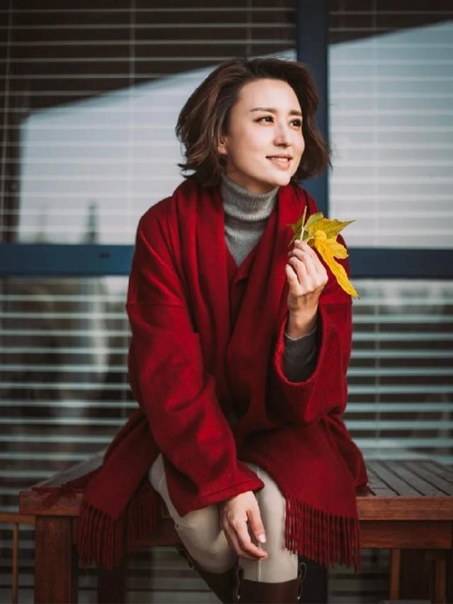 看44岁张蕾和55岁周涛，才发现：发不过肩、裙不上膝，更优雅得体