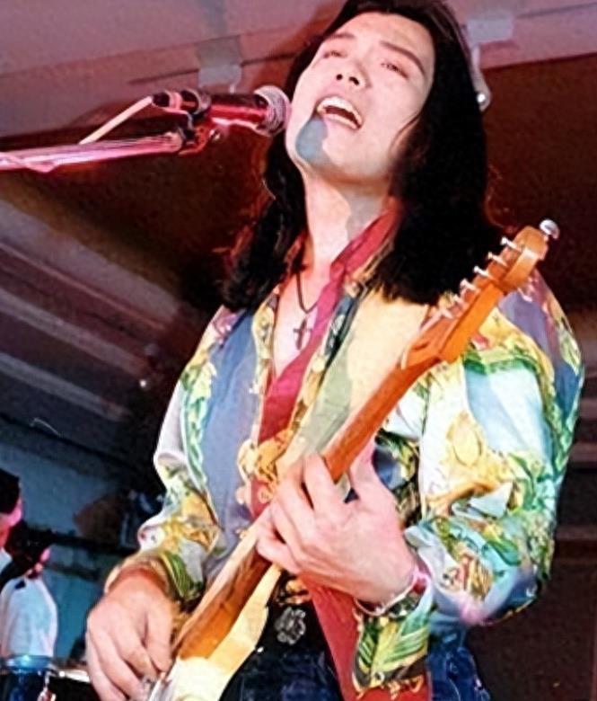 又土又丑,演唱会“摆烂”,从过气歌手到全民追捧,他究竟凭什么