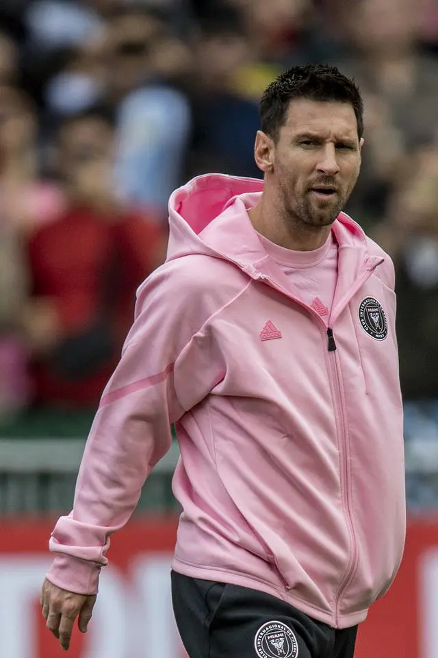 梅西对日本球迷热情挥手!