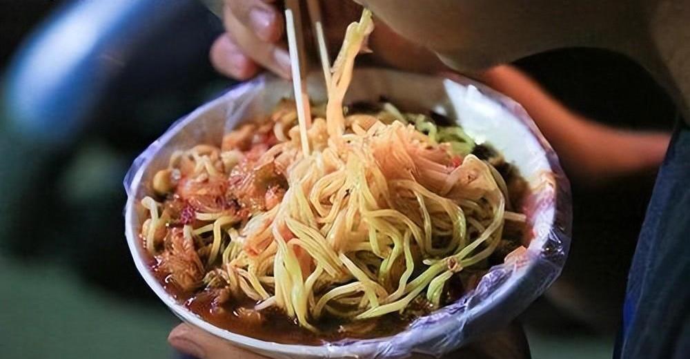 小吃|路边摊都往碗里套塑料袋,高温热汤直接倒在里面,不会有毒吗?