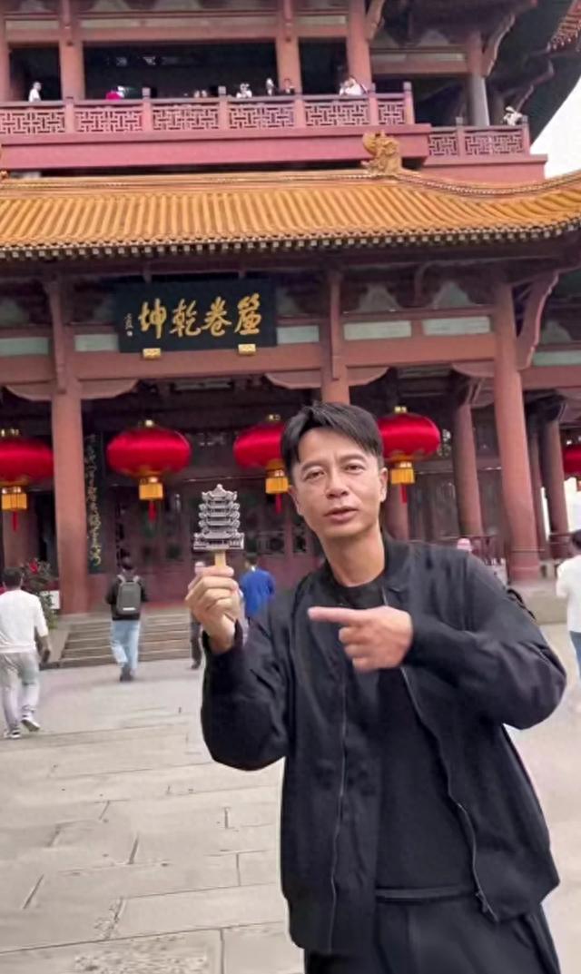 李克勤：现身黄鹤楼买15元一支的雪糕舍不得吃，像苍老的何书桓