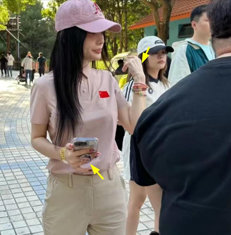 李小璐母女农村被偶遇,穿瑜伽裤拔萝卜惹争议,甜馨对母亲翻白眼