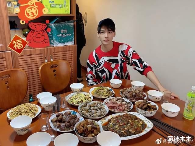 阿兰|众星年夜饭来了！杨幂饺子配蒜，孙茜晒春晚盒饭，龚俊亲自下厨