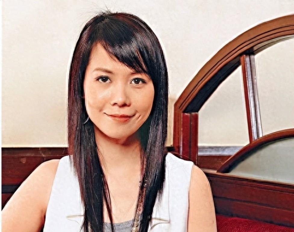 刘銮雄太太甘比在深夜发文，疑似诅咒李嘉欣和吕丽君！