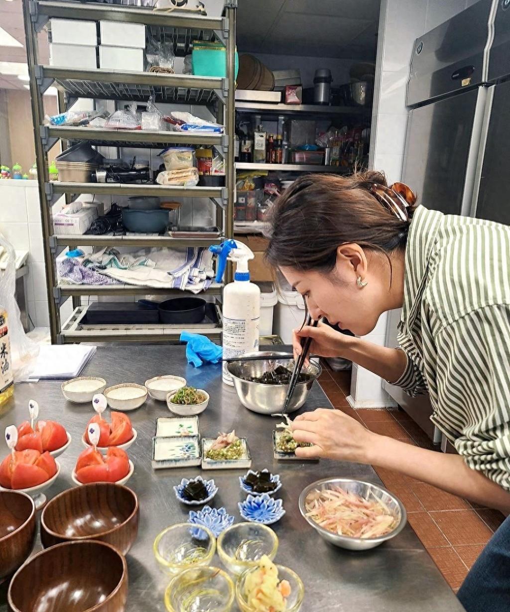 42岁TVB视后无惧核污水坚持赴日求学,做满笔记努力又低调