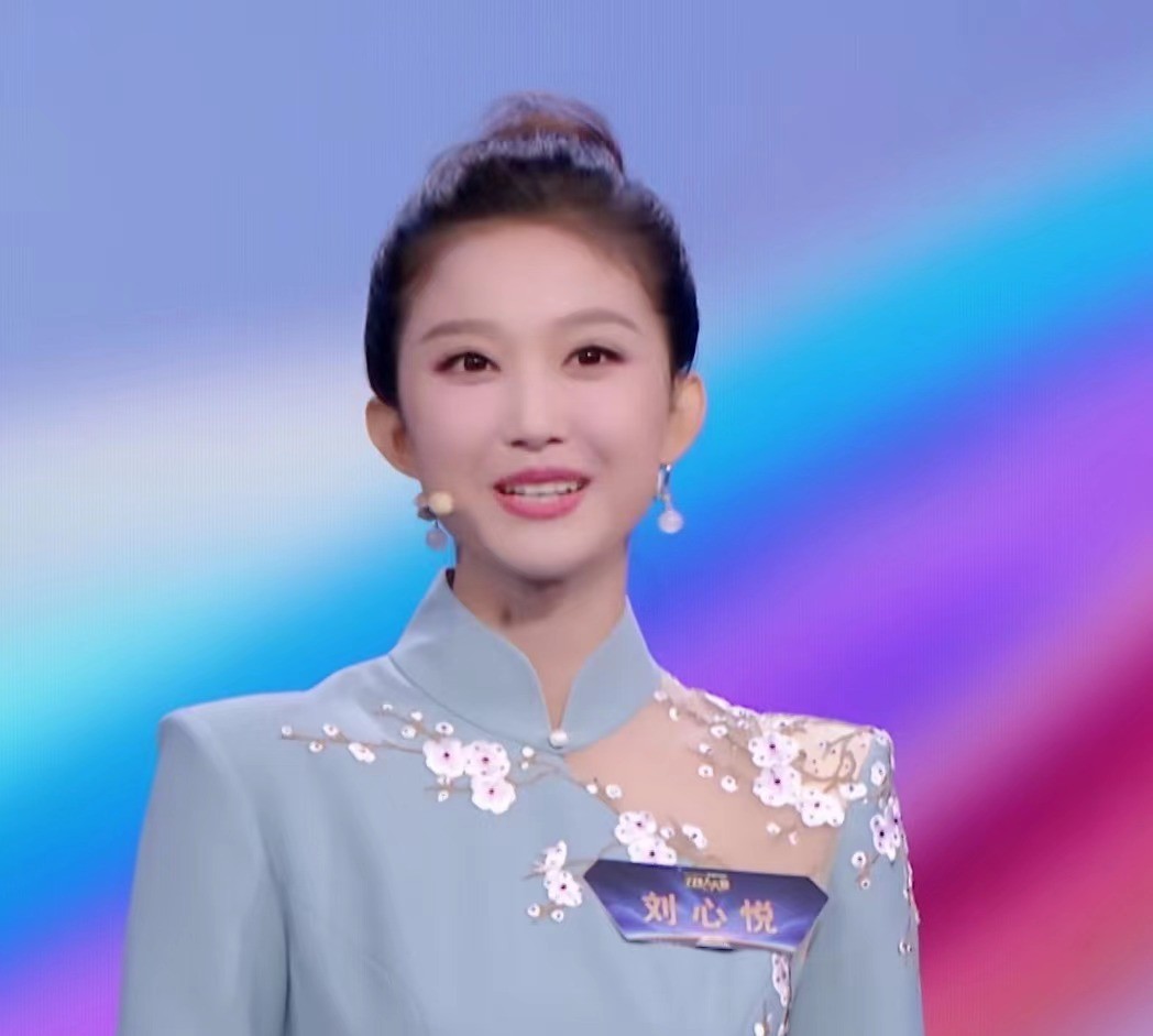 被央视新女主持惊艳到了，好身材遮不住，一双“漫画腿”很吸睛