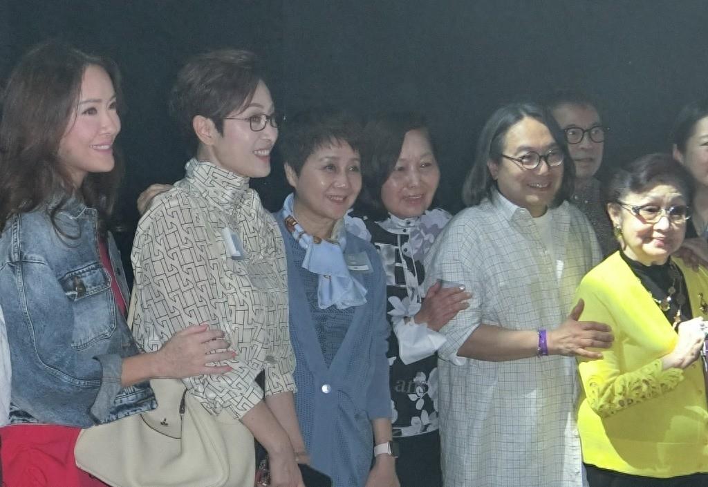 郭晶晶婆婆参加刘德华艺术展，朱玲玲稳居C位，连梁安琪都来捧场了